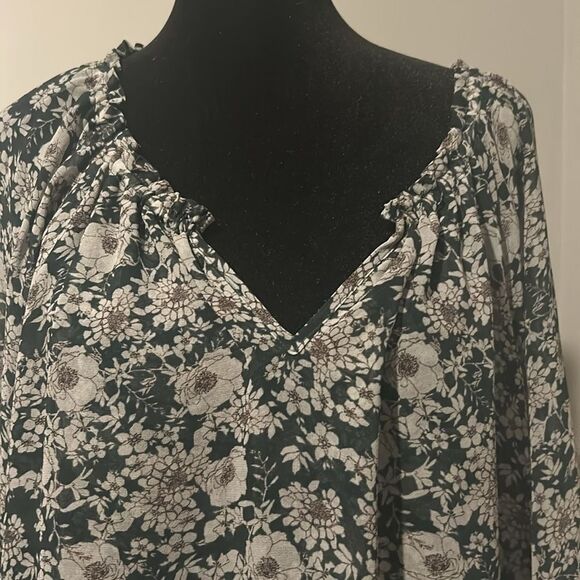 Cabi Medium blouse   Style 3765    F - Picture 2 of 8